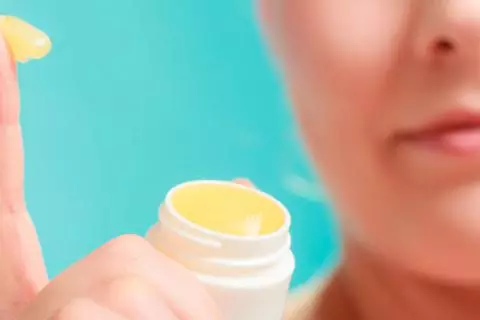 Aprende a cuidar tu piel con vaselina1