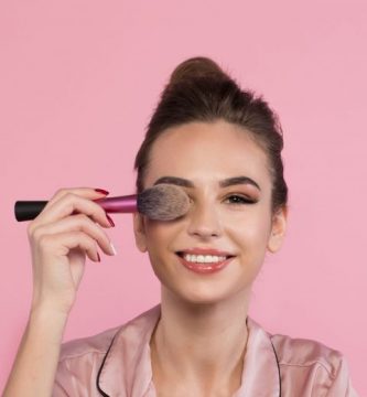 Iluminador, el toque ideal para resaltar tu maquillajes: qué tipos hay, cuál elegir y cómo aplicarlo