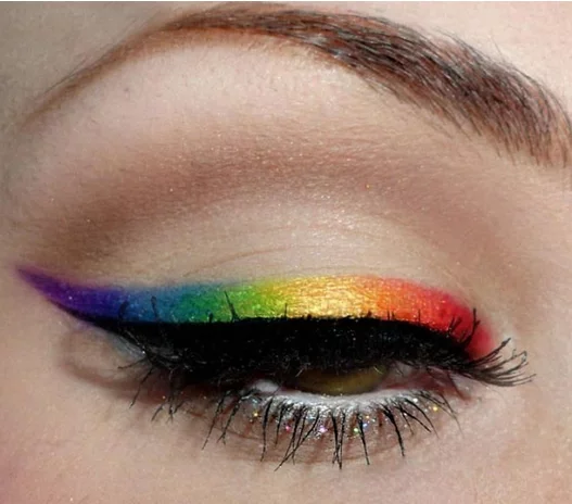 Celebra el mes del orgullo LGBT+ con maquillaje arco&iacute;ris